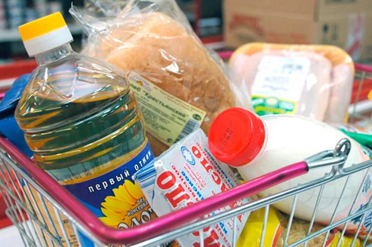 Масло для приготовления пищи, бутылка оливкового масла на кухне.